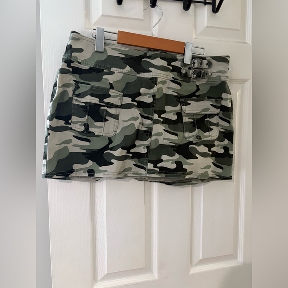 Hollister NWT Y2K camo mini skirt zip back size large - Picture 2 of 8